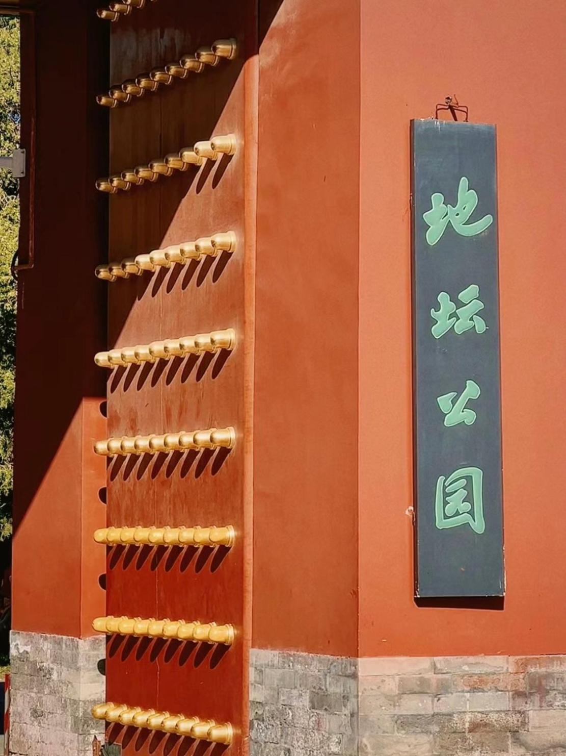 Happy Dragon Courtyard- Newly Renovated With French Windows, Near Tian'Anmen Forbidden City,Lama Temple And Heaven Temple, 3Minutes Walk From Subway,Fluent English Speaking With Tourist Sights Tickets Service ,Free Coffee &Laundry Service Пекин Екстериор снимка