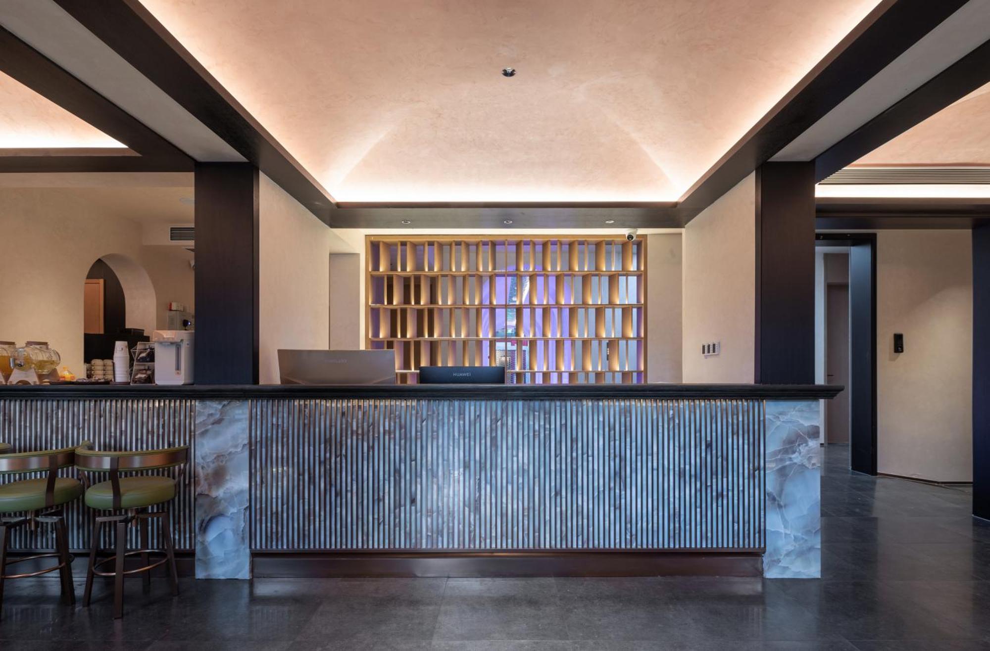 Happy Dragon Courtyard- Newly Renovated With French Windows, Near Tian'Anmen Forbidden City,Lama Temple And Heaven Temple, 3Minutes Walk From Subway,Fluent English Speaking With Tourist Sights Tickets Service ,Free Coffee &Laundry Service Пекин Екстериор снимка