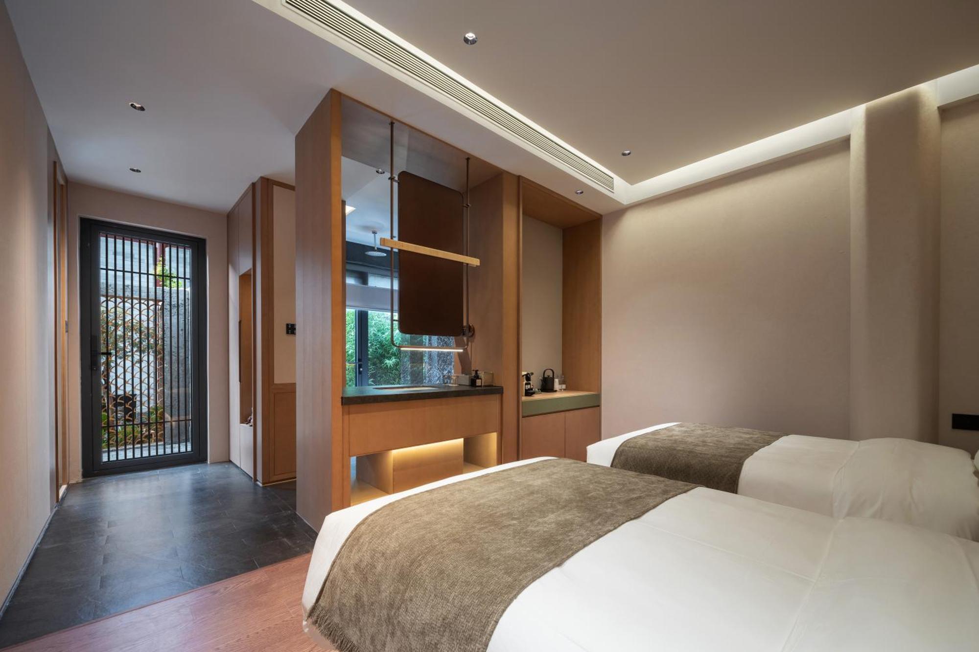 Happy Dragon Courtyard- Newly Renovated With French Windows, Near Tian'Anmen Forbidden City,Lama Temple And Heaven Temple, 3Minutes Walk From Subway,Fluent English Speaking With Tourist Sights Tickets Service ,Free Coffee &Laundry Service Пекин Екстериор снимка