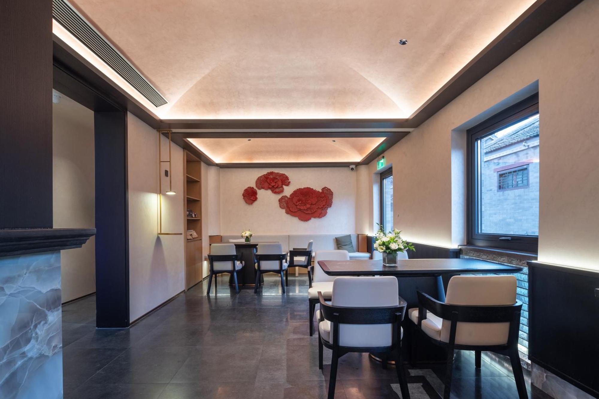 Happy Dragon Courtyard- Newly Renovated With French Windows, Near Tian'Anmen Forbidden City,Lama Temple And Heaven Temple, 3Minutes Walk From Subway,Fluent English Speaking With Tourist Sights Tickets Service ,Free Coffee &Laundry Service Пекин Екстериор снимка