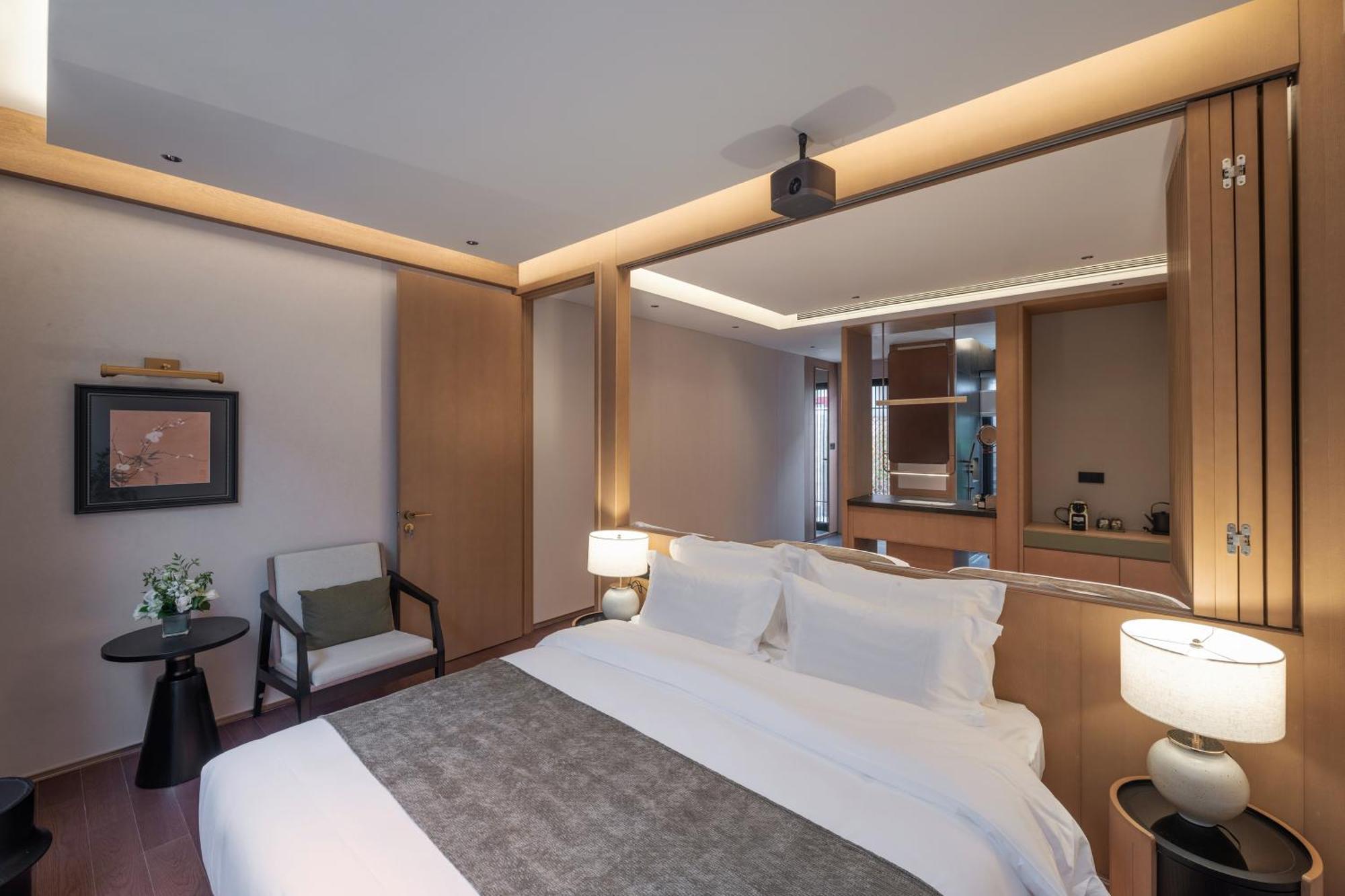 Happy Dragon Courtyard- Newly Renovated With French Windows, Near Tian'Anmen Forbidden City,Lama Temple And Heaven Temple, 3Minutes Walk From Subway,Fluent English Speaking With Tourist Sights Tickets Service ,Free Coffee &Laundry Service Пекин Екстериор снимка