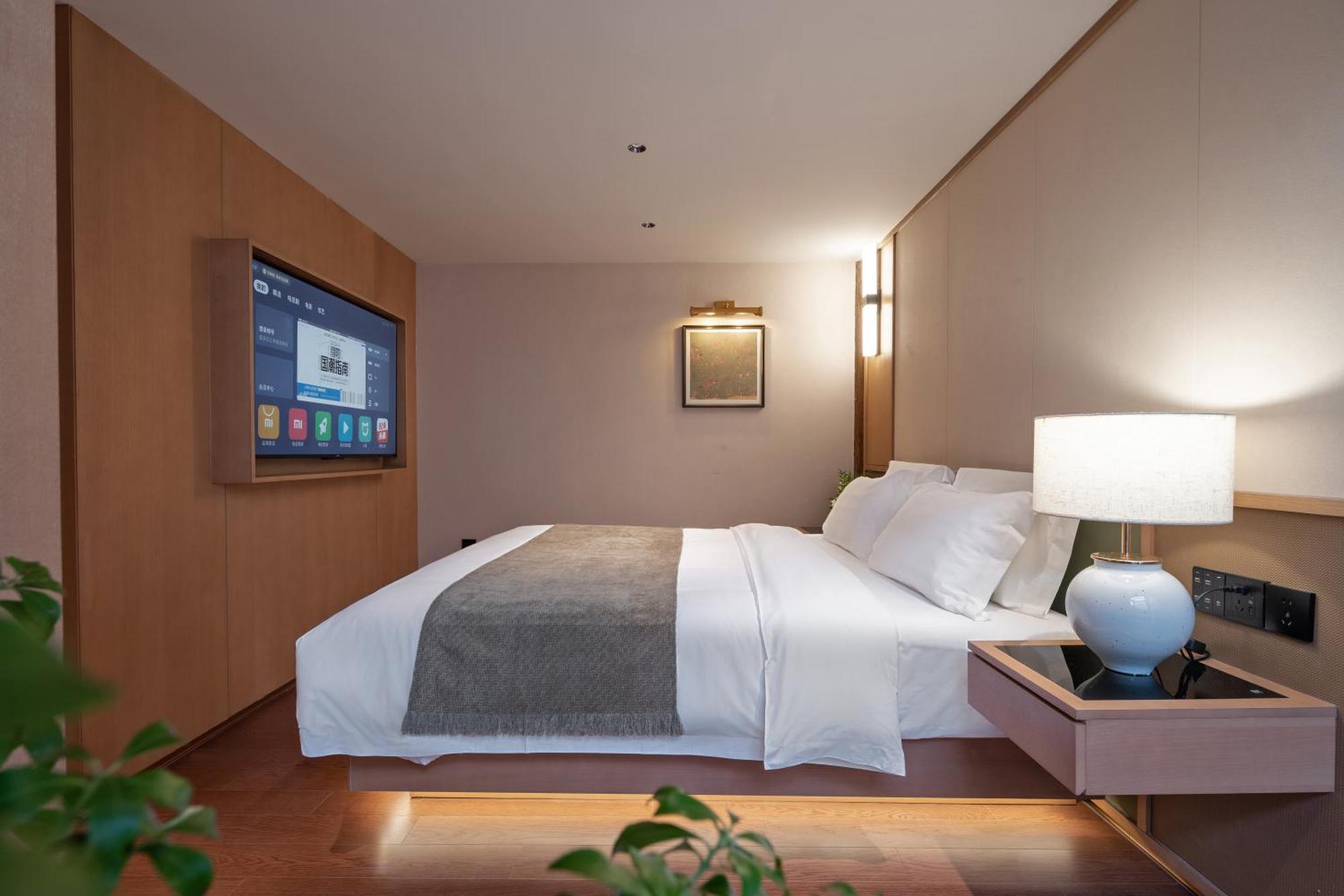 Happy Dragon Courtyard- Newly Renovated With French Windows, Near Tian'Anmen Forbidden City,Lama Temple And Heaven Temple, 3Minutes Walk From Subway,Fluent English Speaking With Tourist Sights Tickets Service ,Free Coffee &Laundry Service Пекин Екстериор снимка