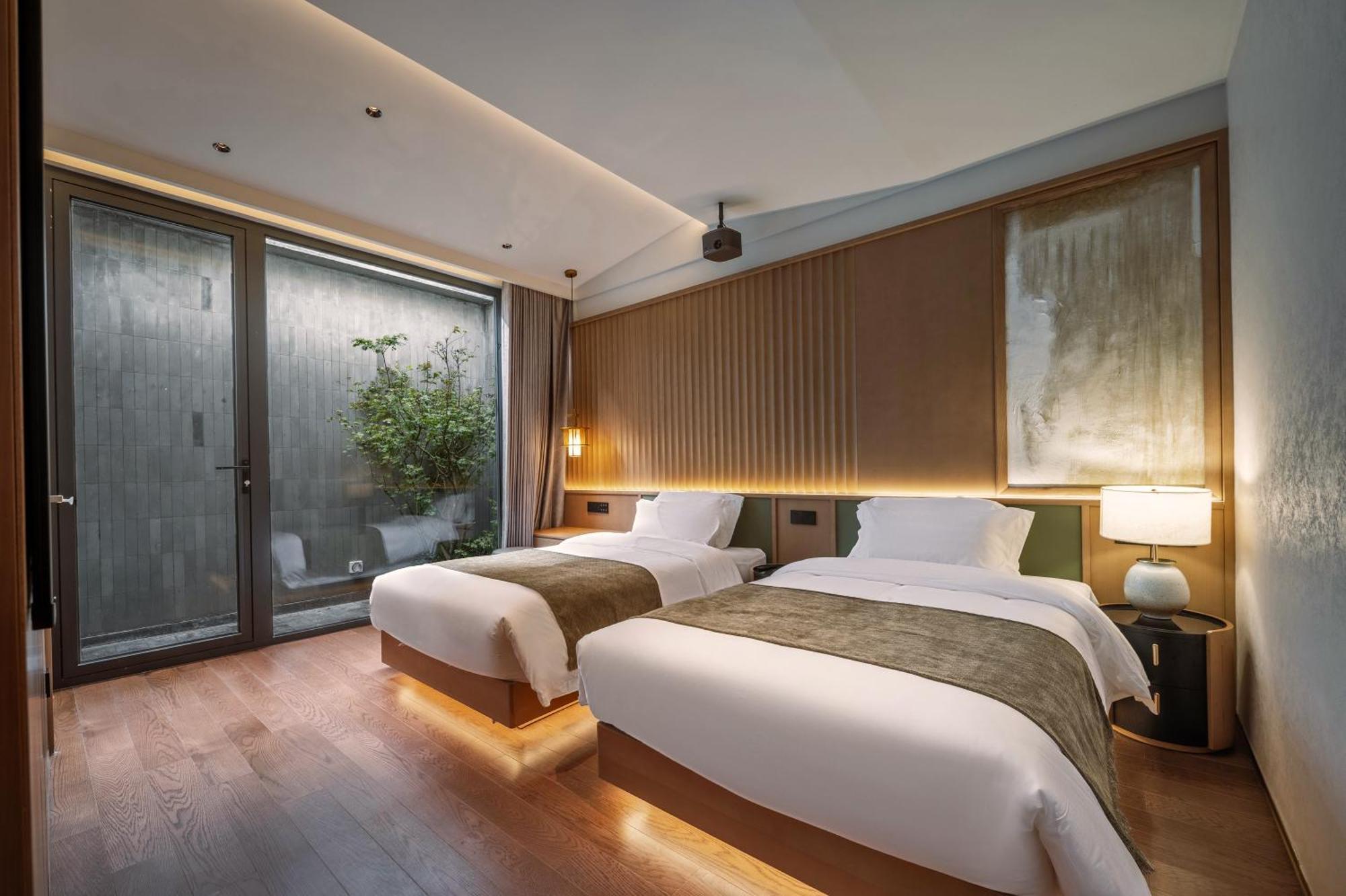 Happy Dragon Courtyard- Newly Renovated With French Windows, Near Tian'Anmen Forbidden City,Lama Temple And Heaven Temple, 3Minutes Walk From Subway,Fluent English Speaking With Tourist Sights Tickets Service ,Free Coffee &Laundry Service Пекин Екстериор снимка