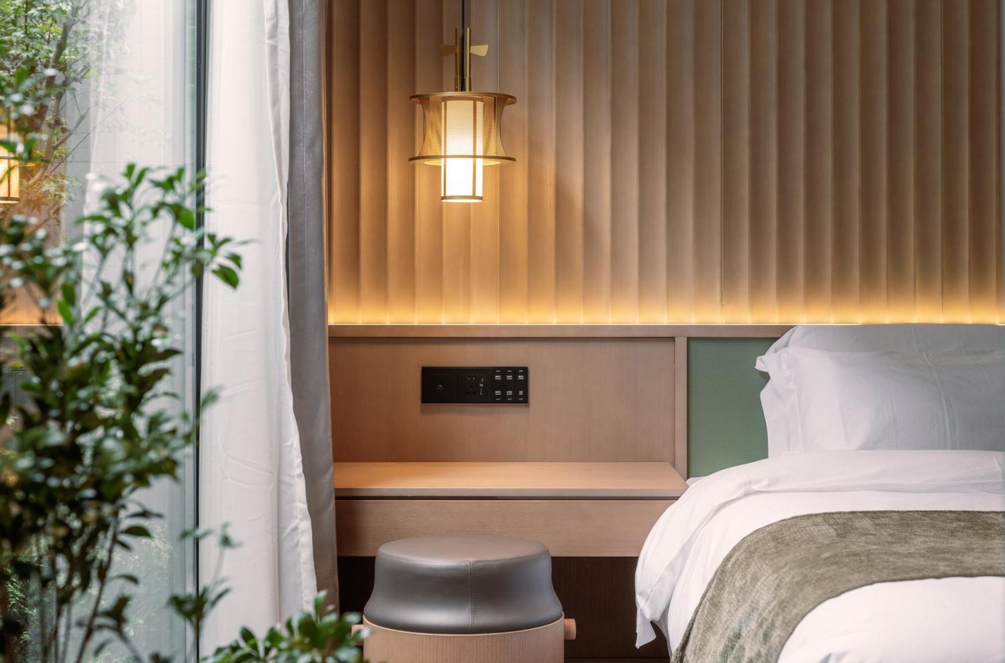 Happy Dragon Courtyard- Newly Renovated With French Windows, Near Tian'Anmen Forbidden City,Lama Temple And Heaven Temple, 3Minutes Walk From Subway,Fluent English Speaking With Tourist Sights Tickets Service ,Free Coffee &Laundry Service Пекин Екстериор снимка